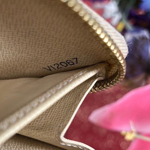 Louis Vuitton Checkered long Wallet - Picture 8 of 8